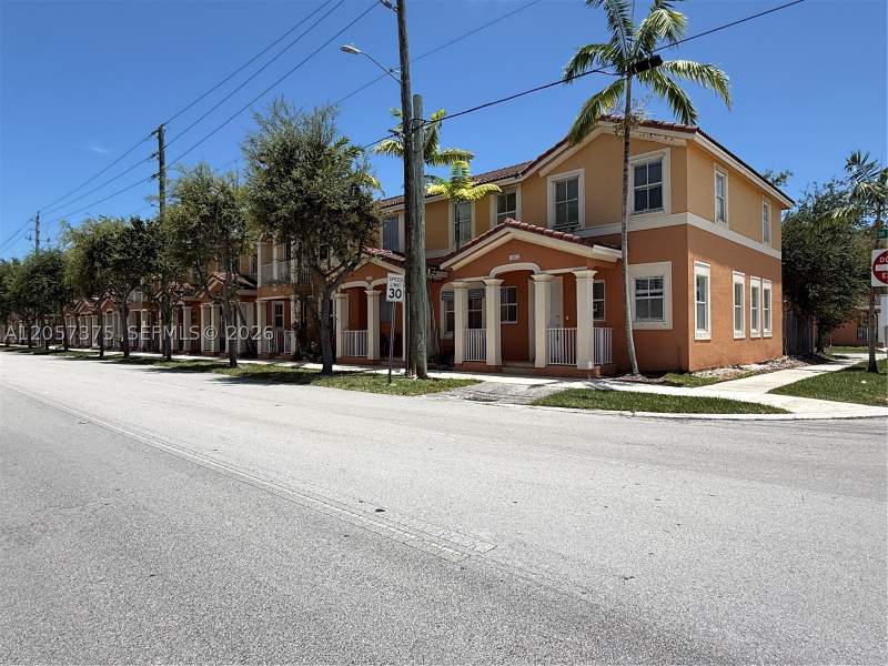 4 bedroom Townhouse at 10852 SW 240th St, Bluewaters Subdivision, Homestead — photo 3
