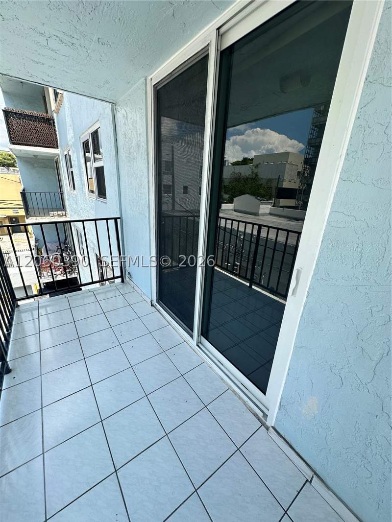 1 bedroom Condominium at 720 Collins Ave 309, Collins Towers Condo, Miami Beach — photo 4