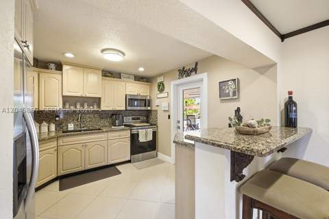 7858 NW 171st St, Hialeah FL - photo 15 of 44