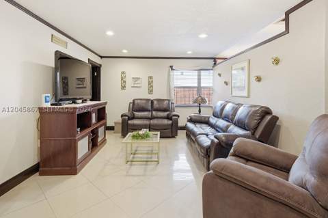7858 NW 171st St, Hialeah FL - photo 8 of 44
