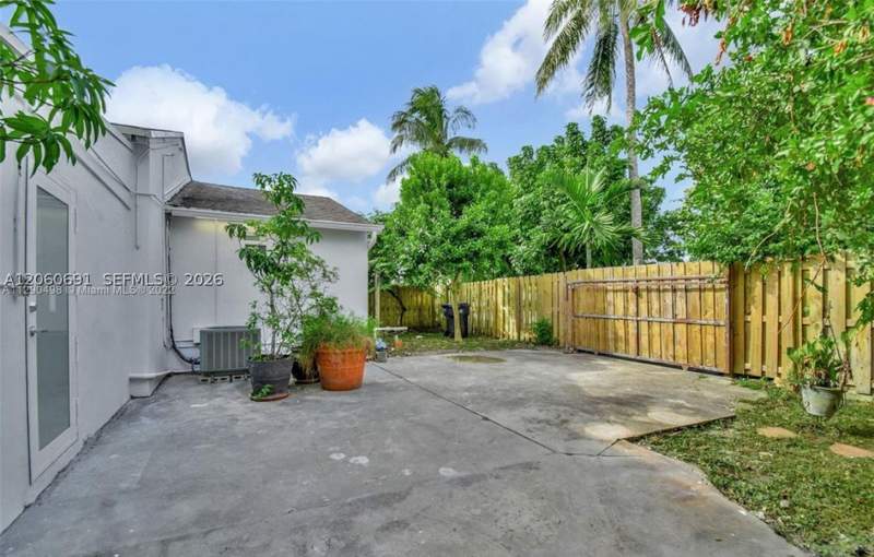 3 bedroom SingleFamilyResidence at 6391 SW 39th St, Central Miami Part 2, Miami — photo 2