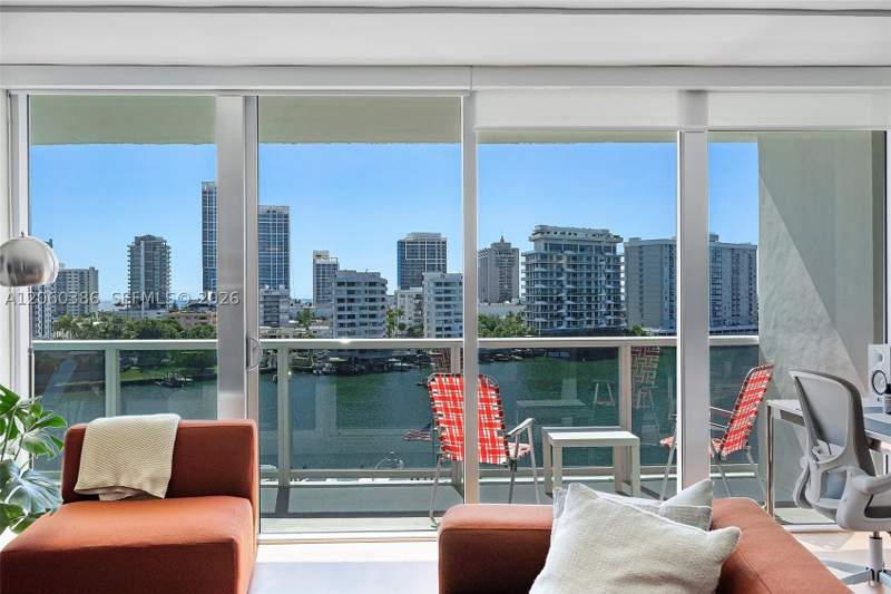 1 bedroom Condominium at 900 Bay Dr 716+Dock Slip available, King Cole Condo, Miami Beach — photo 3