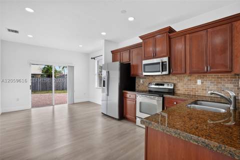 8961 SW 215th Ter, Cutler Bay FL - photo 12 of 55