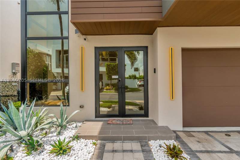 5 bedroom SingleFamilyResidence at 9730 NW 74th Ter, Doral Commons Residential, Doral — photo 2