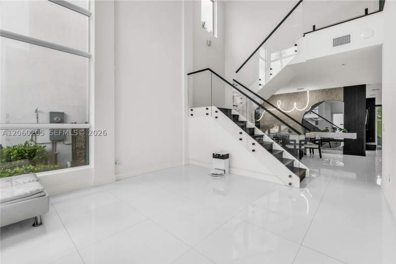 5 bedroom SingleFamilyResidence at 9730 NW 74th Ter, Doral Commons Residential, Doral — photo 3