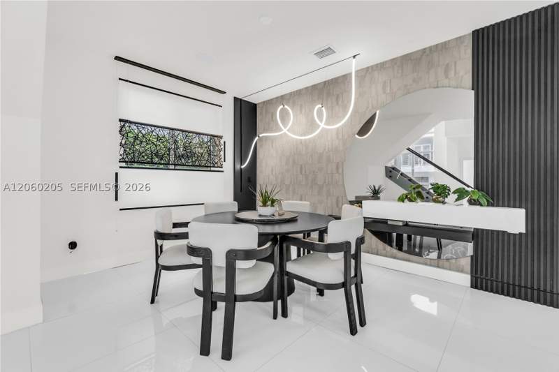 5 bedroom SingleFamilyResidence at 9730 NW 74th Ter, Doral Commons Residential, Doral — photo 4