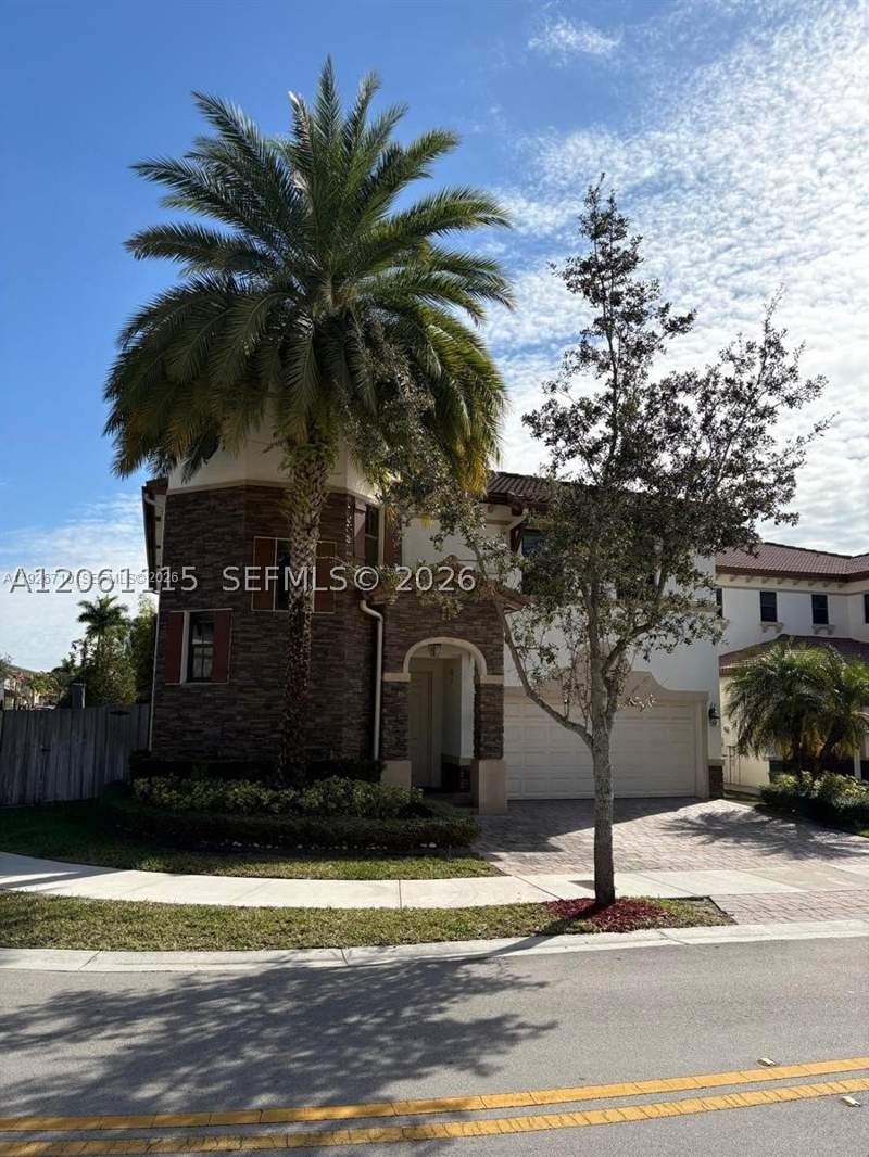 5 bedroom SingleFamilyResidence at 8925 NW 99th Ct, Doral Breeze, Doral — photo 3