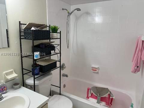 1820 W 53rd St 518, Hialeah FL - photo 15 of 17