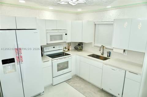 8408 SW 208th Ter, Cutler Bay FL - photo 6 of 30
