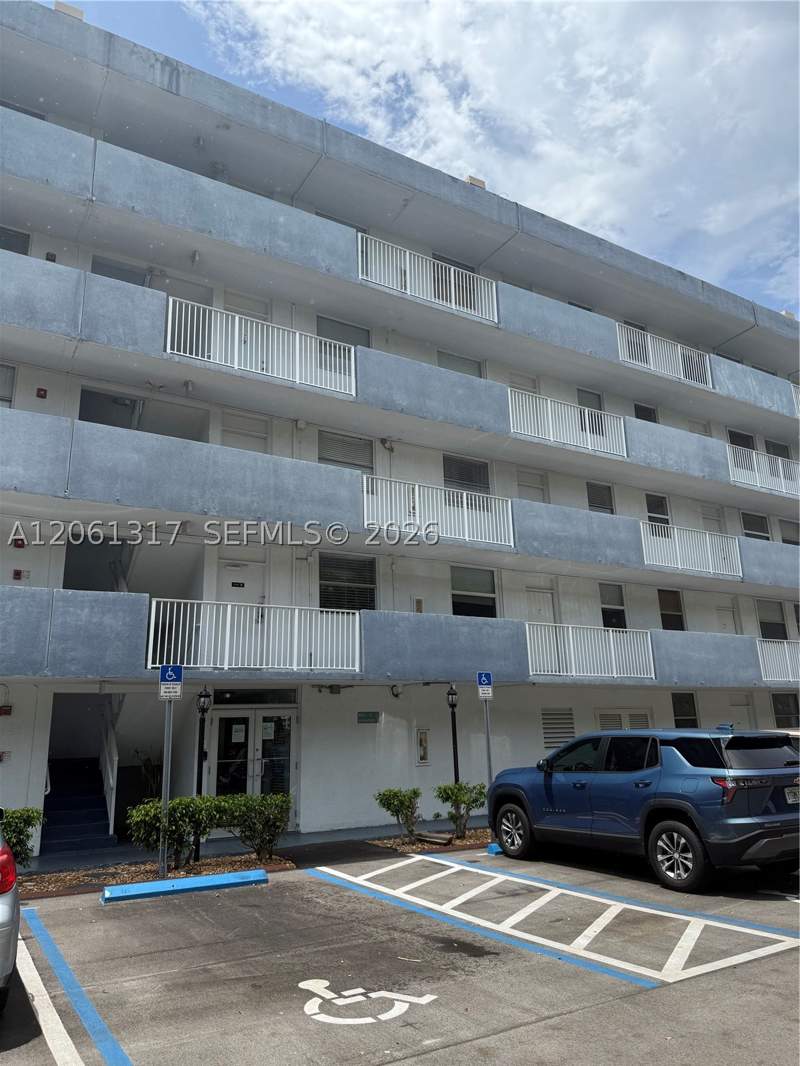 2 bedroom Condominium at 1801 S Treasure Dr 115, North Bay Villas Condo, North Bay Village — photo 2