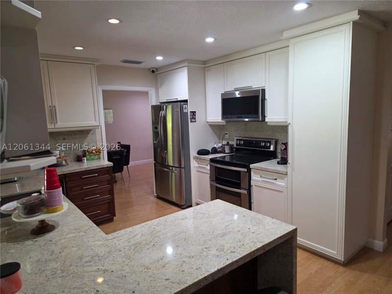4 bedroom SingleFamilyResidence at 15331 Durnford Dr, Miami Lakes Eagle Nest SE, Miami Lakes — photo 5