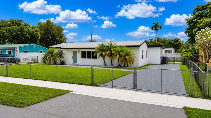 5 bedroom SingleFamilyResidence at 16100 NW 28th Ct, Golden Highlands Est, Miami Gardens — photo 3