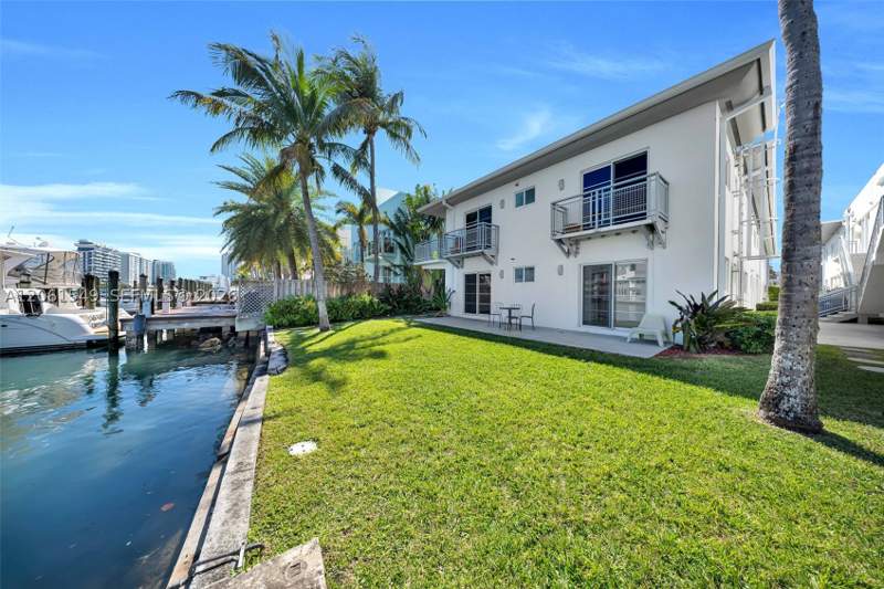2 bedroom Condominium at 6905 Bay Dr 16, Bay Court Condo, Miami Beach — photo 2