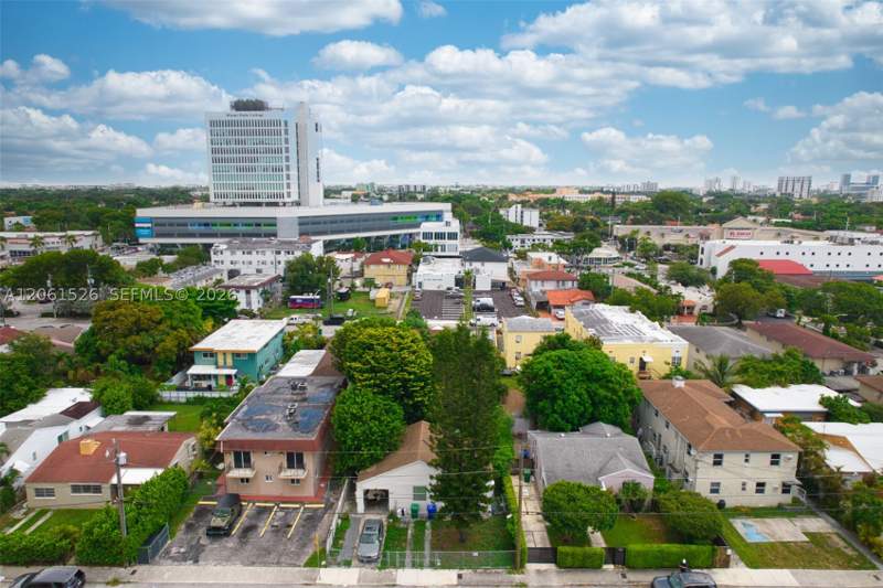 5 bedroom SingleFamilyResidence at 2550-2552 SW 10 St, Hazel Park, Miami — photo 3