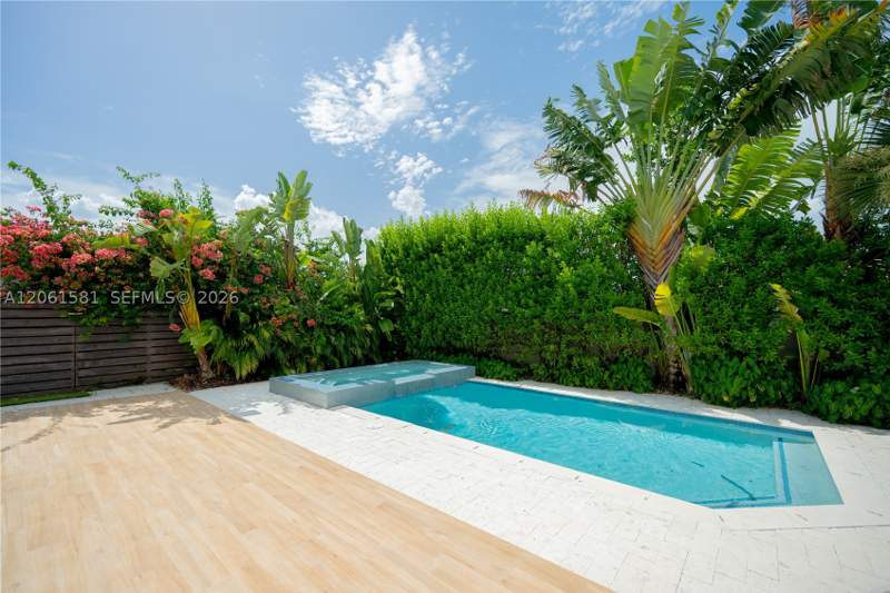 5 bedroom SingleFamilyResidence at 8995 NW 161st Ter, Dunnwoody Lake, Miami Lakes — photo 3