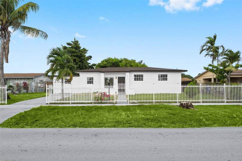 4 bedroom SingleFamilyResidence at 4011 NW 171st St, Carol City Corr Pl Of, Miami Gardens — photo 3