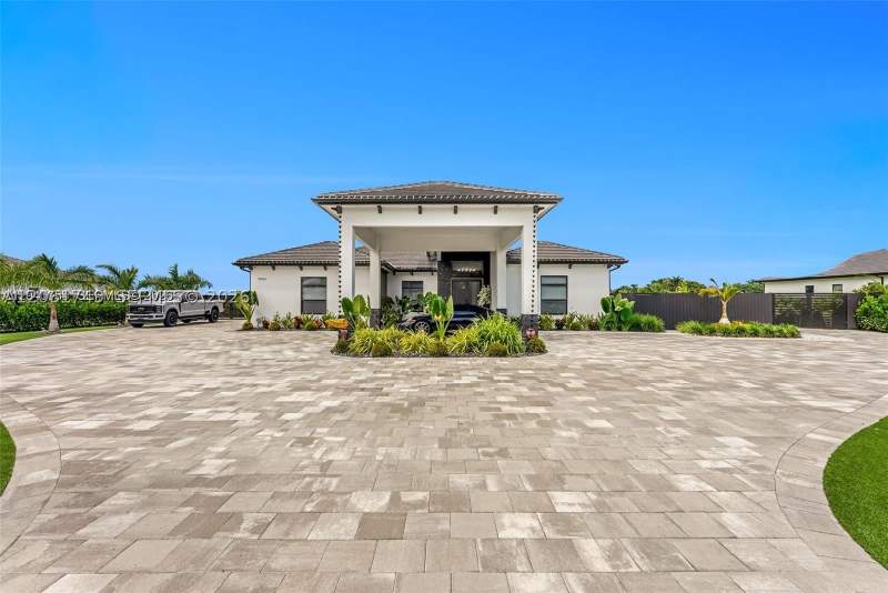 5 bedroom SingleFamilyResidence at 18261 SW 224th St, Bonita Grove, Miami — photo 2