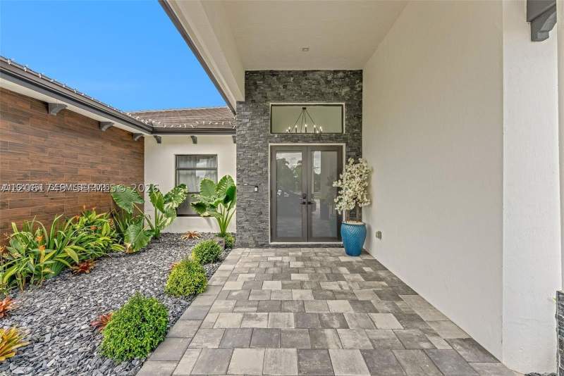 5 bedroom SingleFamilyResidence at 18261 SW 224th St, Bonita Grove, Miami — photo 3