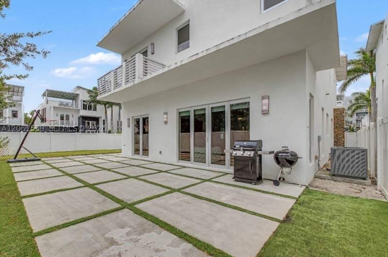 5 bedroom SingleFamilyResidence at 3341 NW 84th Ct, Oasis Park Square At Dora, Doral — photo 3
