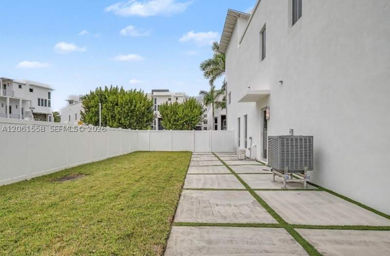 5 bedroom SingleFamilyResidence at 3341 NW 84th Ct, Oasis Park Square At Dora, Doral — photo 4