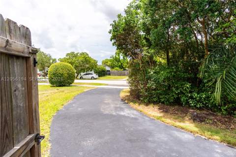 9920 Pan American Dr, Cutler Bay FL - photo 9 of 32