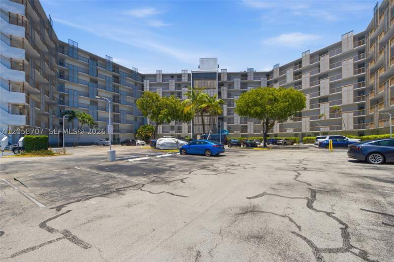 1 bedroom Condominium at 3401 N Country Club Dr 804, Ensenada Condo Bldg E-Ii, Aventura — photo 2