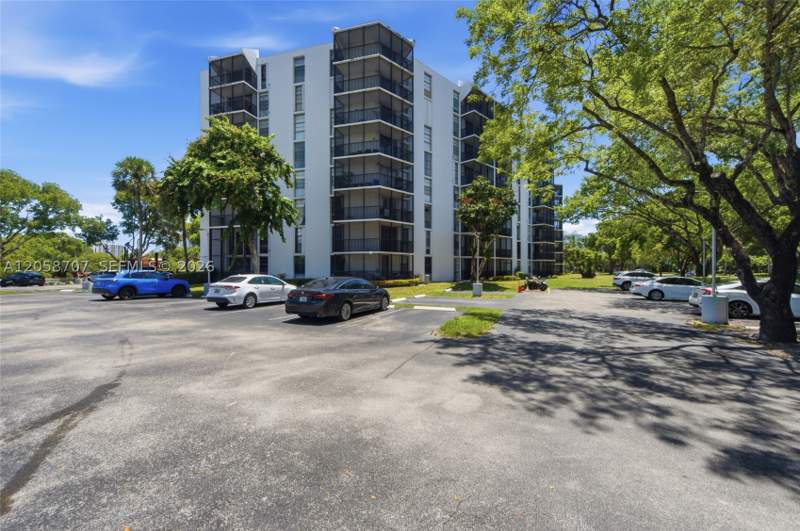 1 bedroom Condominium at 3401 N Country Club Dr 804, Ensenada Condo Bldg E-Ii, Aventura — photo 3