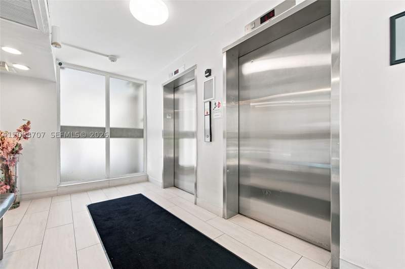 1 bedroom Condominium at 3401 N Country Club Dr 804, Ensenada Condo Bldg E-Ii, Aventura — photo 4