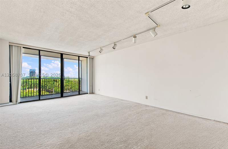 1 bedroom Condominium at 3401 N Country Club Dr 804, Ensenada Condo Bldg E-Ii, Aventura — photo 5
