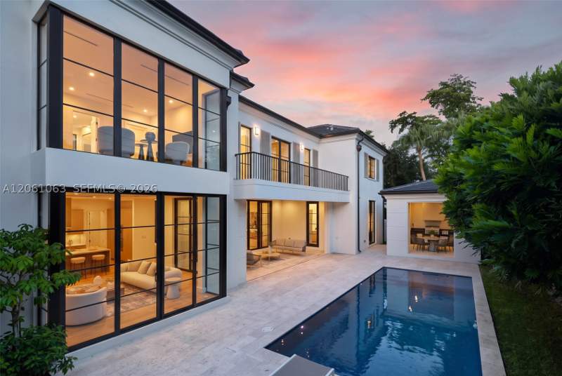 5 bedroom SingleFamilyResidence at 1220 S Alhambra Cir, Coral Waterway, Coral Gables — photo 2