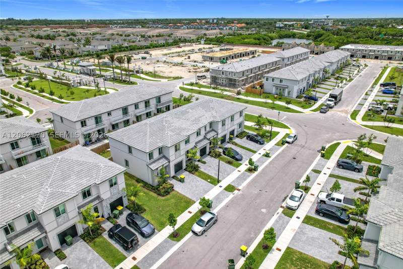 3 bedroom Townhouse at 716 SE 14th St, Terra Sol, Homestead — photo 4