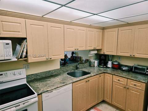 8065 SW 107th Ave 301, Miami FL - photo 22 of 35