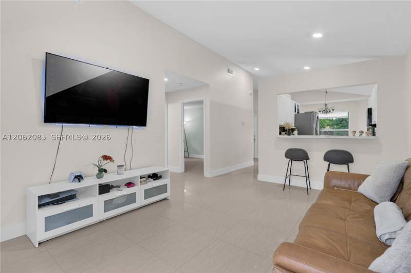 3 bedroom SingleFamilyResidence at 949 SW 7th Pl, Villas Of Palm Bay, Florida City — photo 5
