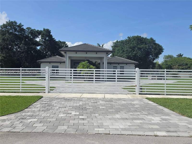 5 bedroom SingleFamilyResidence at 17575 SW 280 Th St, The Redlands Sec 4, Homestead — photo 2