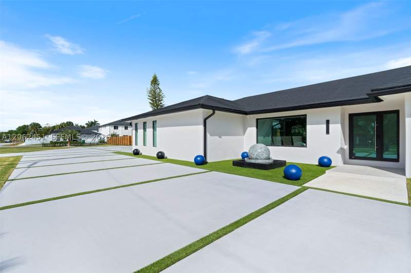6 bedroom SingleFamilyResidence at 12425 SW 226th St, Tripletts Addn To Goulds, Miami — photo 3