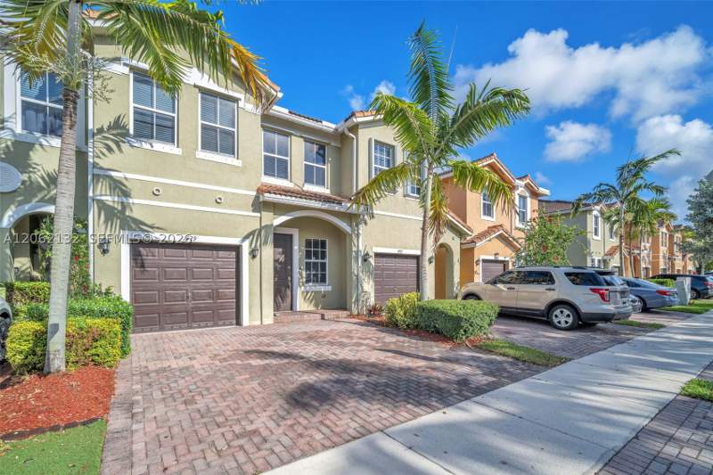 4 bedroom Townhouse at 1429 SE 26th Ave, Keys Garden, Homestead — photo 3