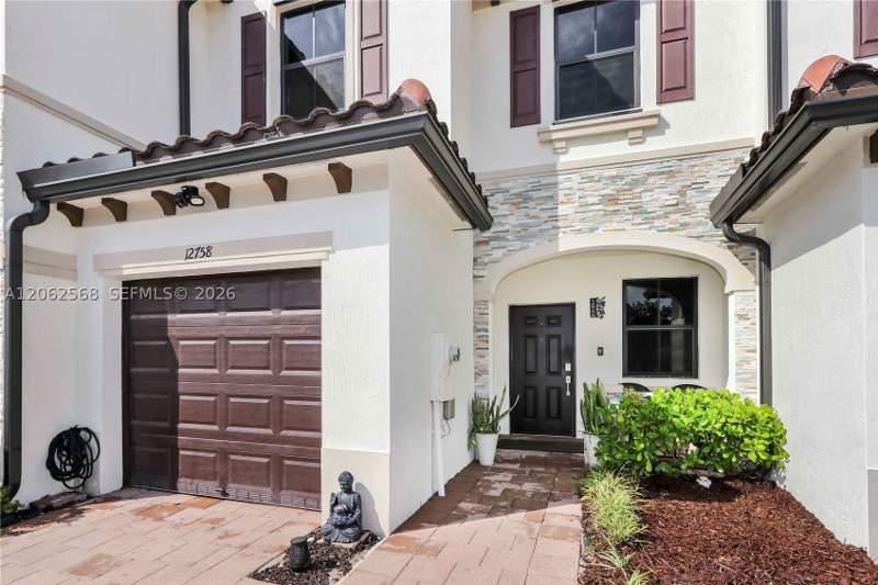 3 bedroom Townhouse at 12758 SW 230th St, D & B Subdivision, Miami — photo 2