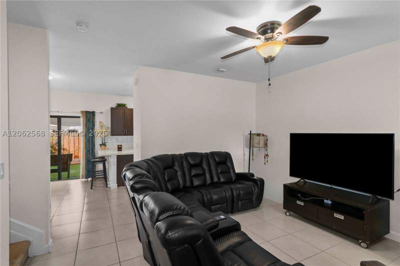 3 bedroom Townhouse at 12758 SW 230th St, D & B Subdivision, Miami — photo 4