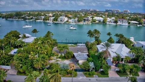 631 N Mashta Drive, Key Biscayne FL - photo 11 of 49