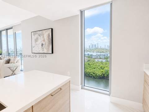 16385 Biscayne Blvd 2007, North Miami Beach FL - photo 16 of 52