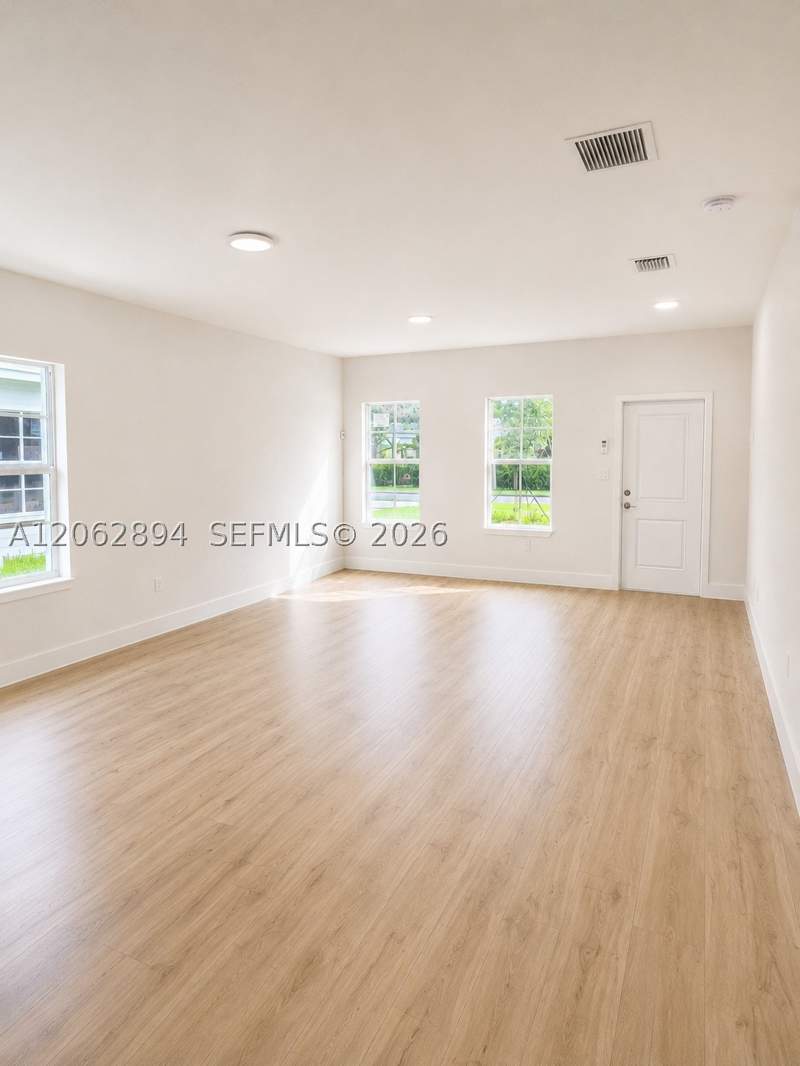 3 bedroom SingleFamilyResidence at 22055 Miami Ave, Realty Sec Corp Addn To G, Miami — photo 3