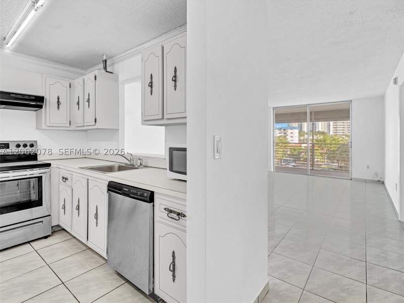 1 bedroom Condominium at 3849 NE 169th St 405, Eden Isles Condo Part 3, North Miami Beach — photo 4