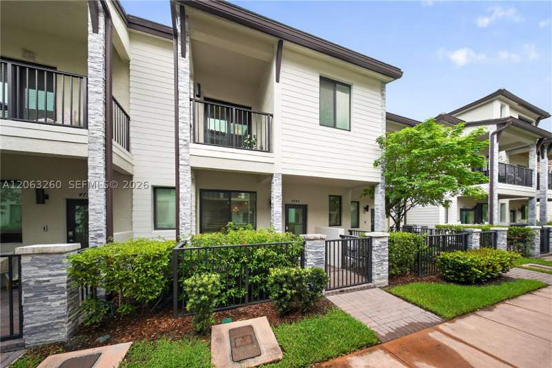 4 bedroom Townhouse at 4745 NW 83rd Pkwy, Downtown Doral South Phas, Doral — photo 2