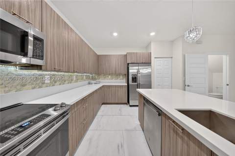 4745 NW 83rd Pkwy, Doral FL - photo 9 of 44