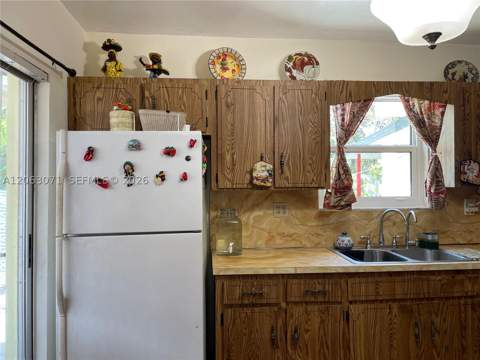 1085 NW 26th St, Miami FL - photo 6 of 6