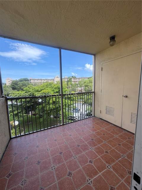8205 Lake Dr 306, Doral FL - photo 13 of 37
