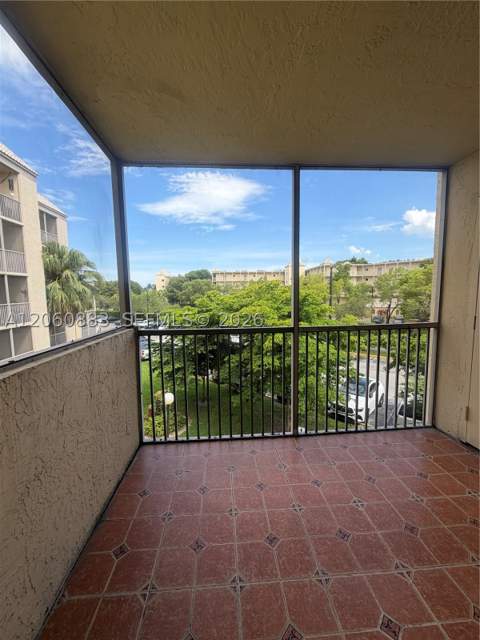 8205 Lake Dr 306, Doral FL - photo 15 of 37