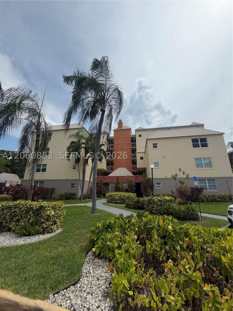 2 bedroom Condominium at 8205 Lake Dr 306, Las Vistas At Doral Condo, Doral — photo 2