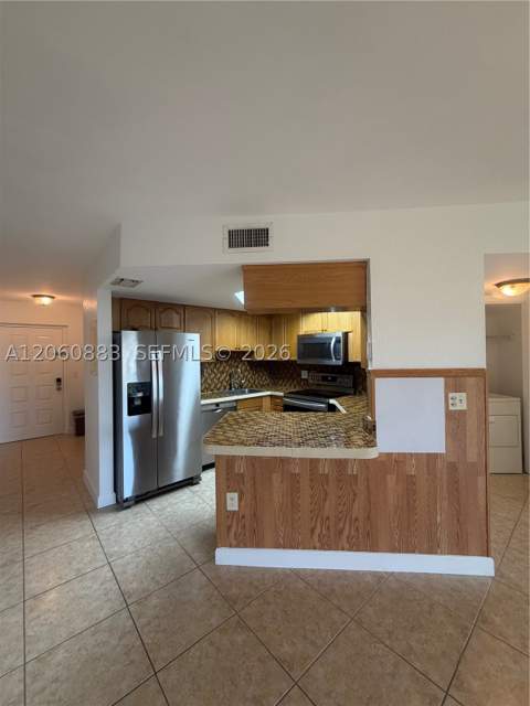 8205 Lake Dr 306, Doral FL - photo 6 of 37