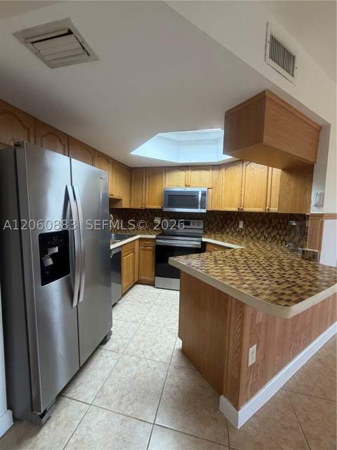 8205 Lake Dr 306, Doral FL - photo 7 of 37